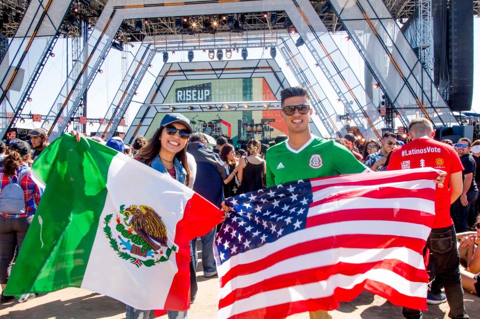 Artistas latinos realizaron un concierto en la frontera entre Mxico y USA