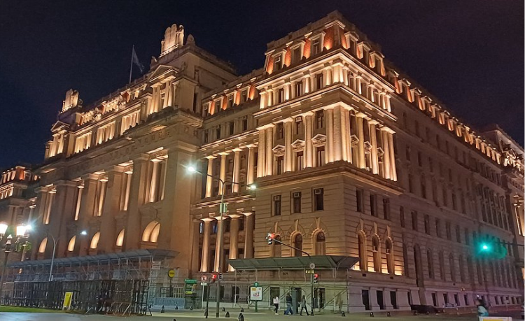 Tribunales: cúpulas, mármol y pasillos de justicia