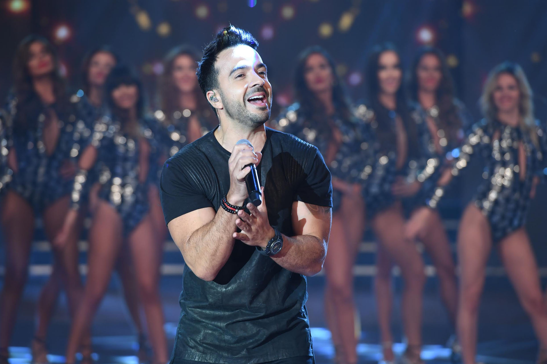 Luis Fonzi present el tema Despacito en ShowMatch