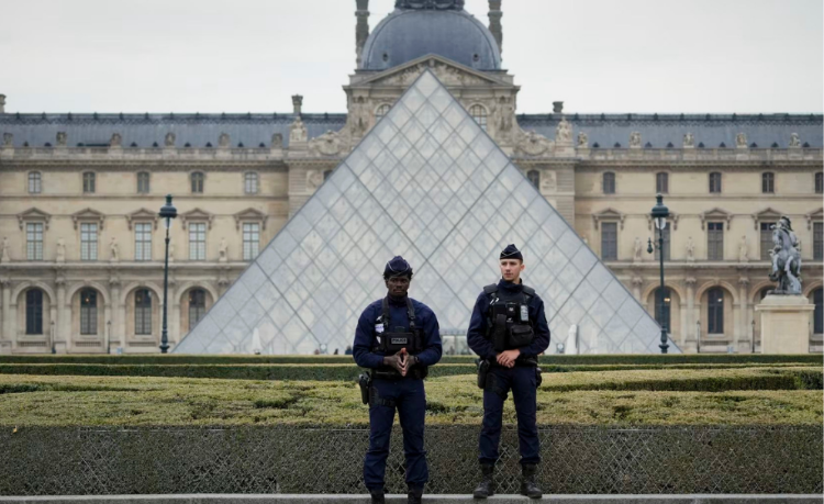 Robo al Louvre a plena luz del día