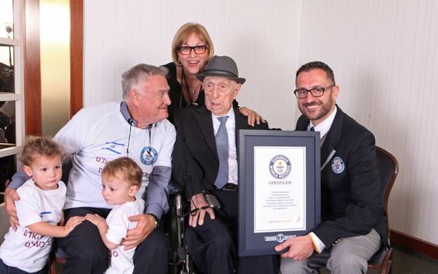 100 aos despus, el hombre ms anciano del mundo celebr su bar mitzvah