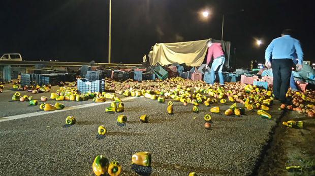 Volc un camin cargado de morrones en la Panamericana