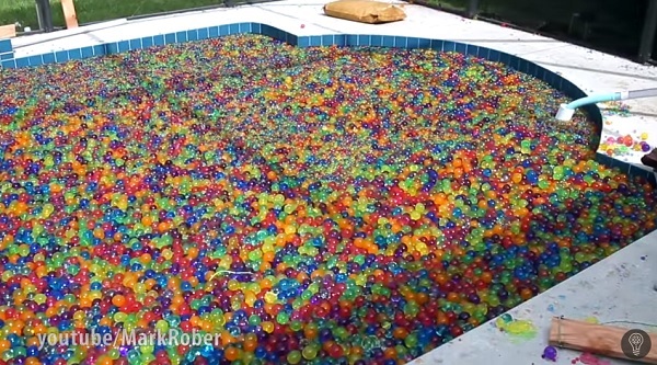 Experimento viral: en una pileta con 25 millones de pelotitasflots o te hundis?