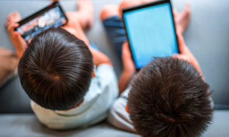 ¿Cómo afectan las pantallas a los niños y adolescentes?