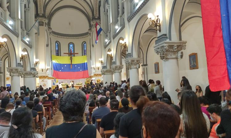 La Iglesia junto a la comunidad venezolana